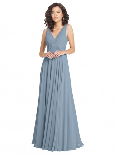 Fornecedor de Costas em V Sem Mangas Decote V Linha A Chiffon Azul Empoeirado Vestidos de Festa / Vestidos de Madrinha